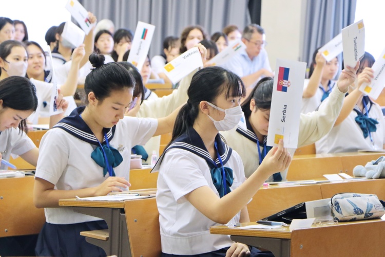 高校2年生の国際学級で行っている校内模擬国連の様子