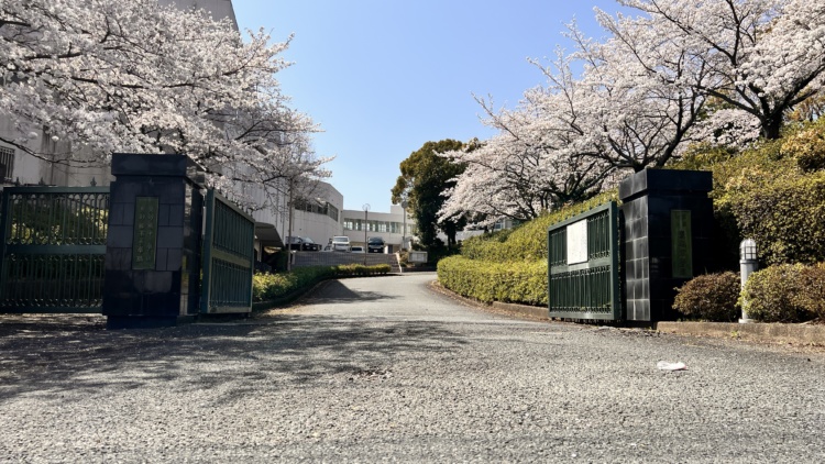 東明館中学校・高等学校の校舎外観