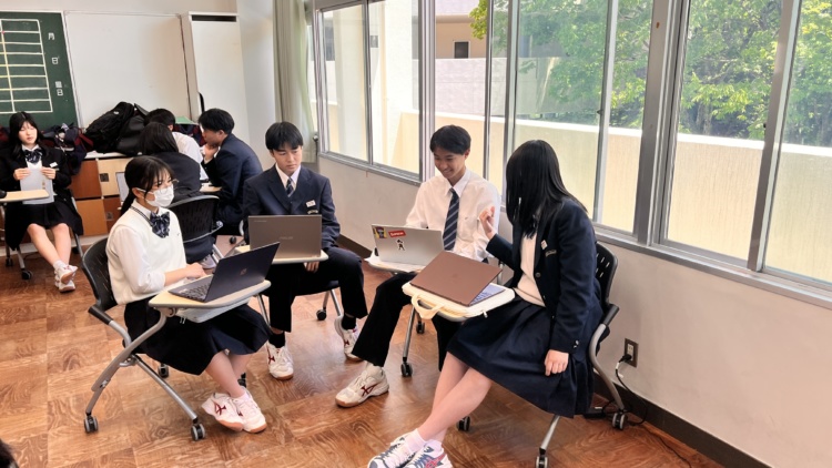 互いに意見を出し合う東明館中学校・高等学校の生徒たち