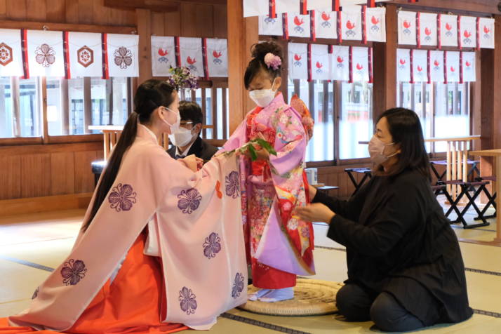 十日恵比須神社における七五三ご祈願での玉串拝礼の様子その1