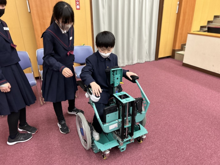 鳥取大学附属小学校の5年生が医療機器を見学している様子