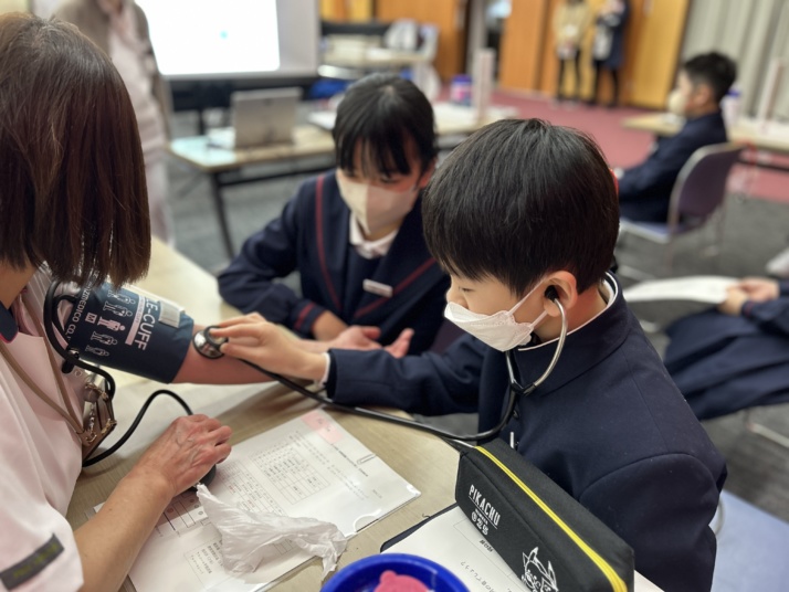 医学部で血圧測定を体験する鳥取大学附属小学校の児童