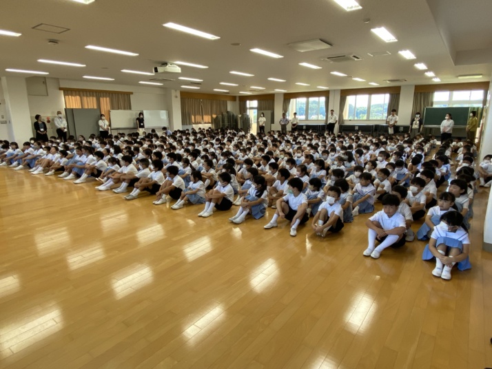 鳥取大学附属小学校における全校集会の様子