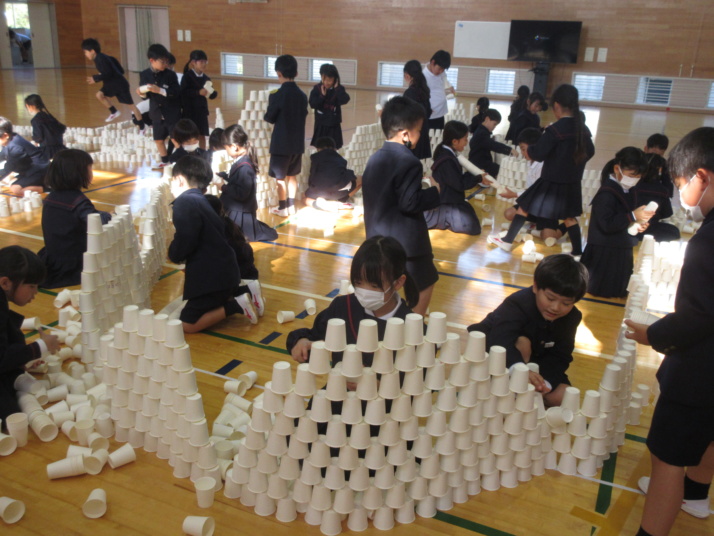 鳥取大学附属小学校の全校一斉造形遊びの様子