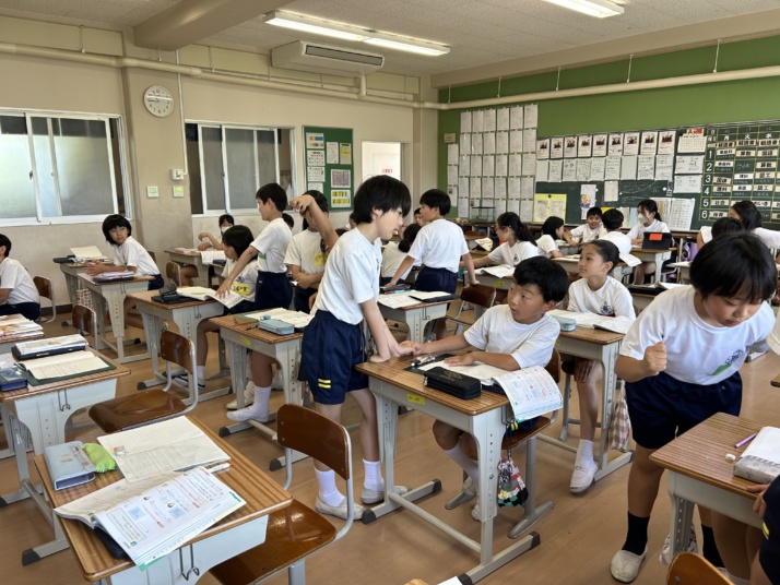 鳥取大学附属小学校での自由進度学習中に教え合う生徒たち