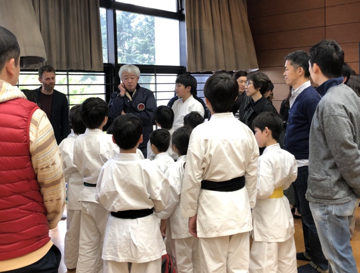 豊島目白空手クラブの生徒を集めて指導する熊谷さん