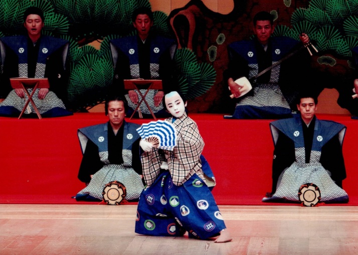 発表会で扇子を持って踊る「日本舞踊 寿柳流」の生徒の写真