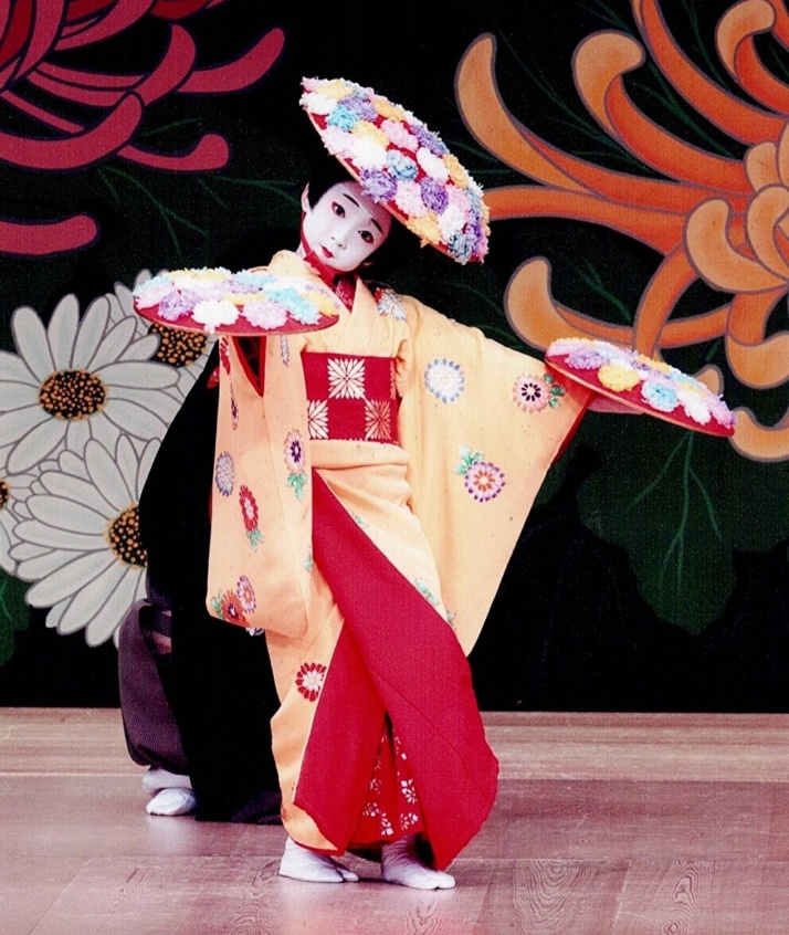 発表会で花笠を持って踊る「日本舞踊 寿柳流」の生徒の写真