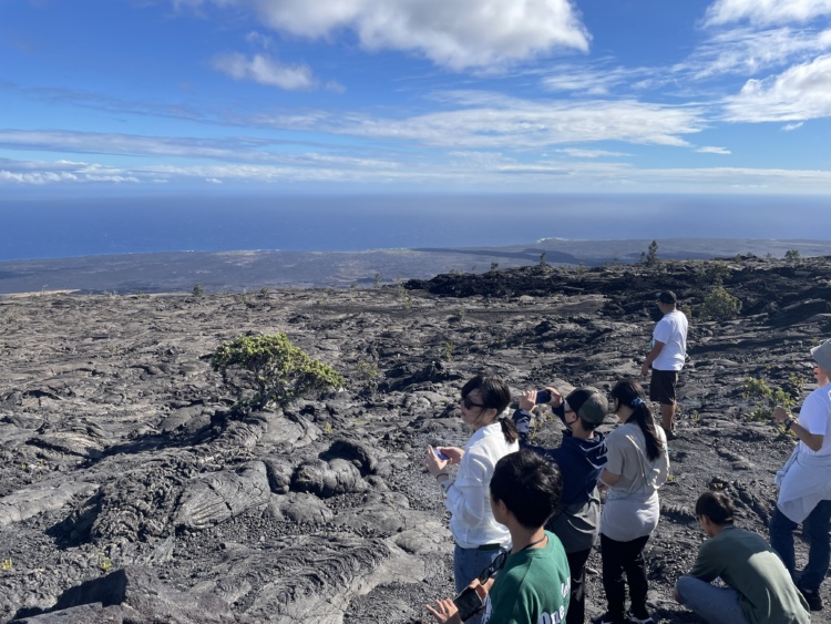 ハワイの溶岩台地でフィールドワークを行う東洋大学京北中学高等学校の生徒たち