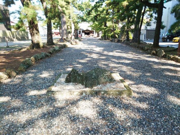 吉田神社境内の影降石