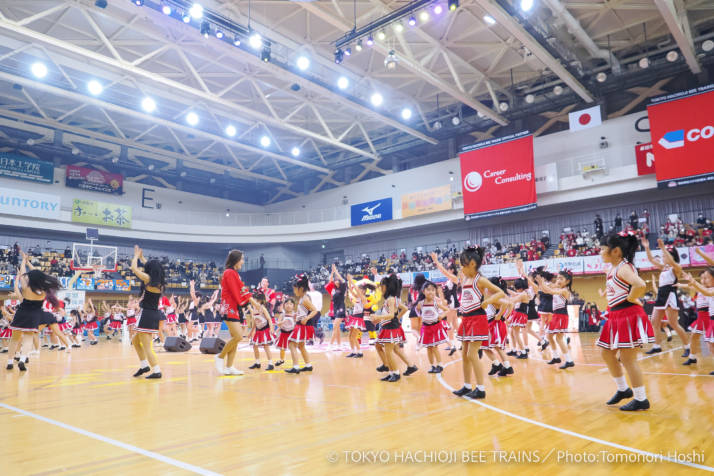 ハーフタイムに踊るキッズチアダンスチームの子どもたち