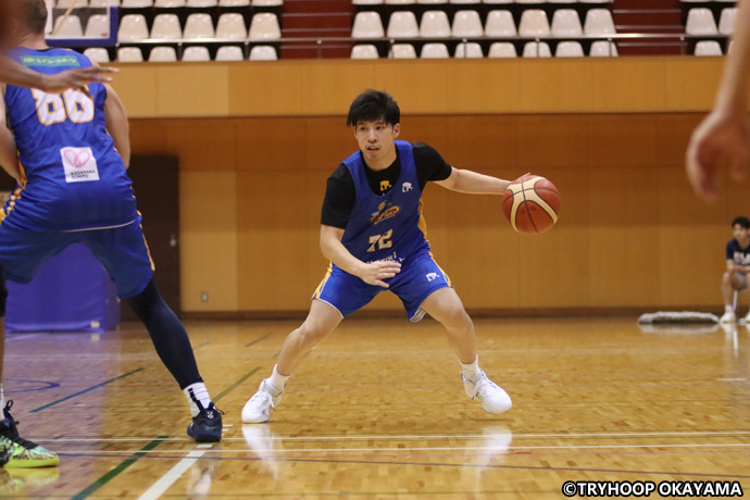 ドリブルをするプロバスケットボールチーム「トライフープ岡山」の選手