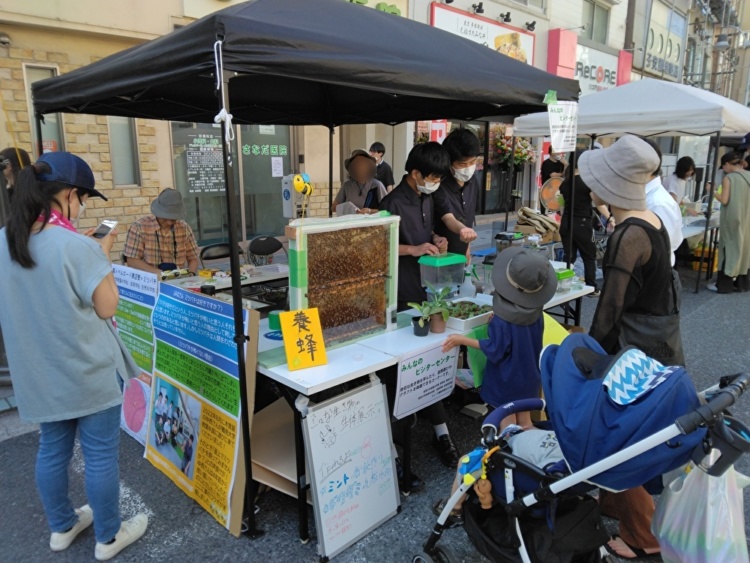 自然科学部の部員の方々が地域住民と交流しているようす