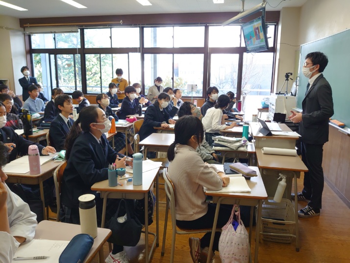 東京学芸大学附属竹早中学校の生徒が授業を受けるようす