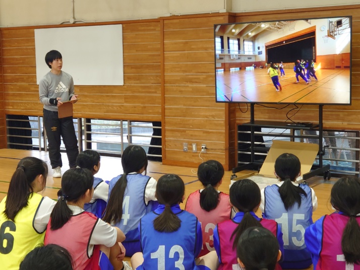 東京学芸大学附属竹早中学校の生徒が映像を見ながら体育の授業を受けるようす