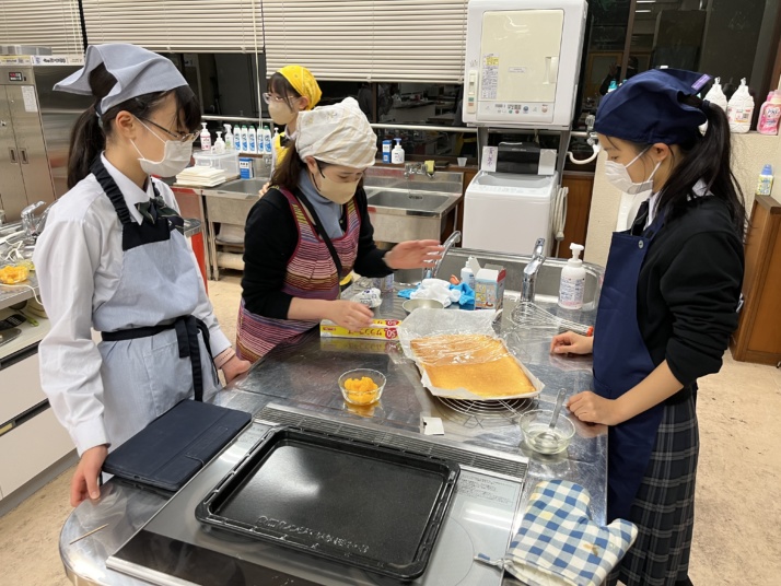 東京学芸大学附属竹早中学校の生徒がケーキを作るようす