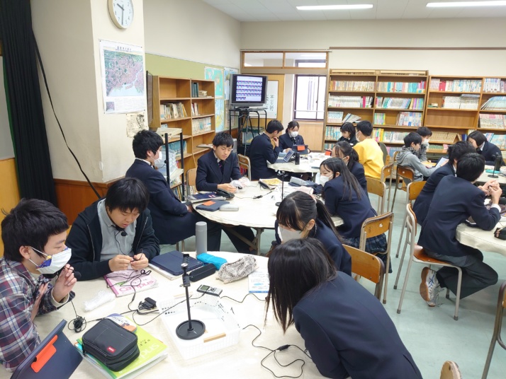 東京学芸大学附属竹早中学校の生徒がグループで課題に取り組むようす