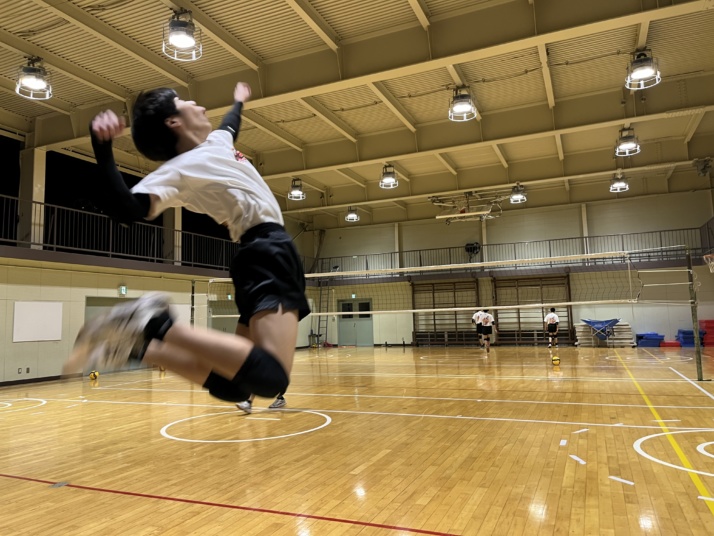 東京学芸大学附属竹早中学校の生徒がバレーボールをするようす