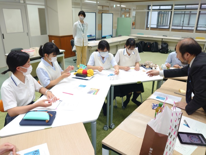 東京学芸大学附属竹早中学校の生徒が専門家と話すようす