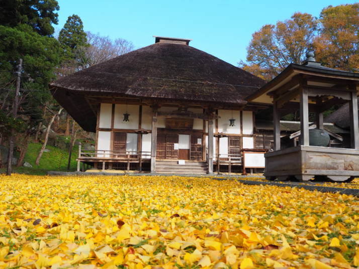 北海道伊達市にある有珠善光寺の本堂を正面から眺める