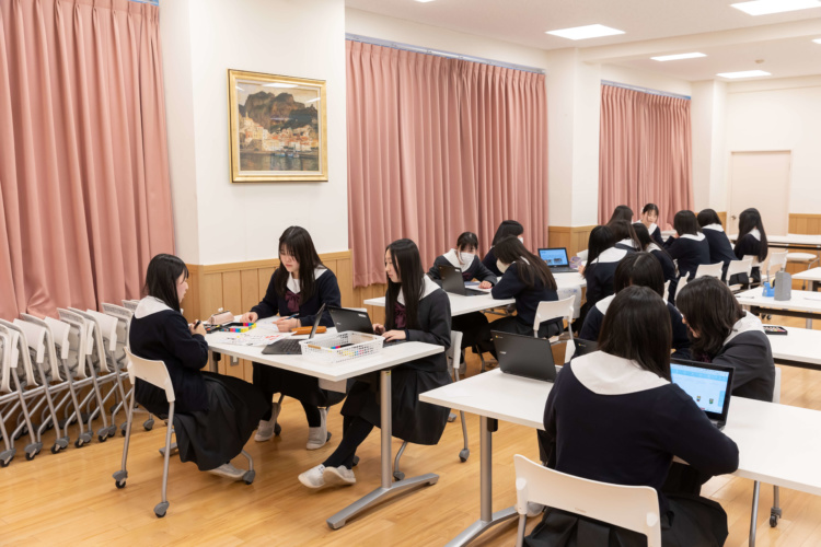 学びの森で活動する生徒たち