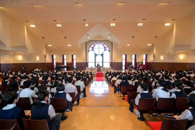 学校法人ヴォーリズ学園近江兄弟社中学校の礼拝の様子