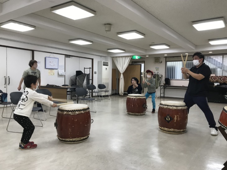 和太鼓教育研究所「どんど鼓学舎」のレッスン風景