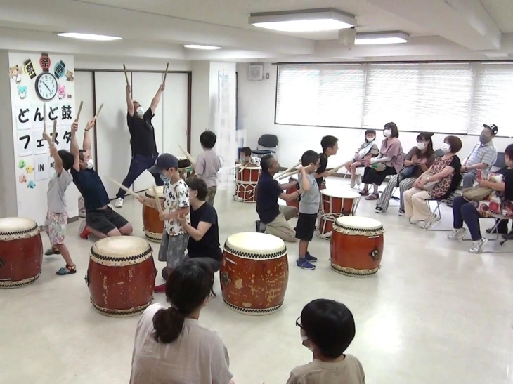 和太鼓教育研究所「どんど鼓学舎」のレッスン風景