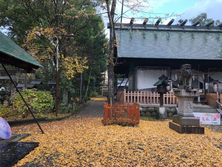 若宮神明社の秋の境内