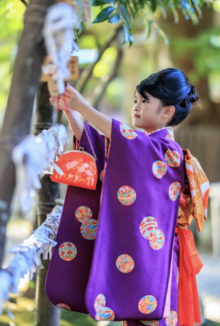 境内で撮影する七五三詣の子ども