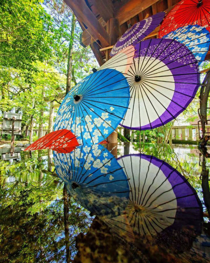 若宮神明社の手水舎と和傘の風景