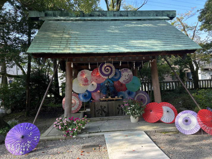 若宮神明社の手水舎前の風景