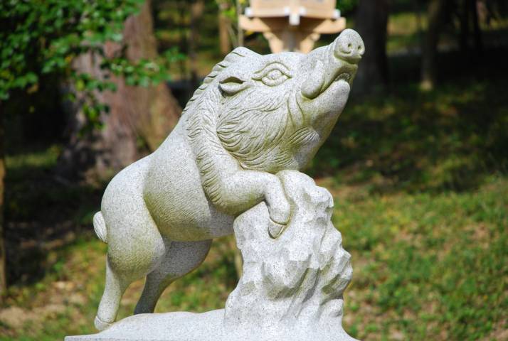 和氣神社の鳥居の前にあるイノシシの像