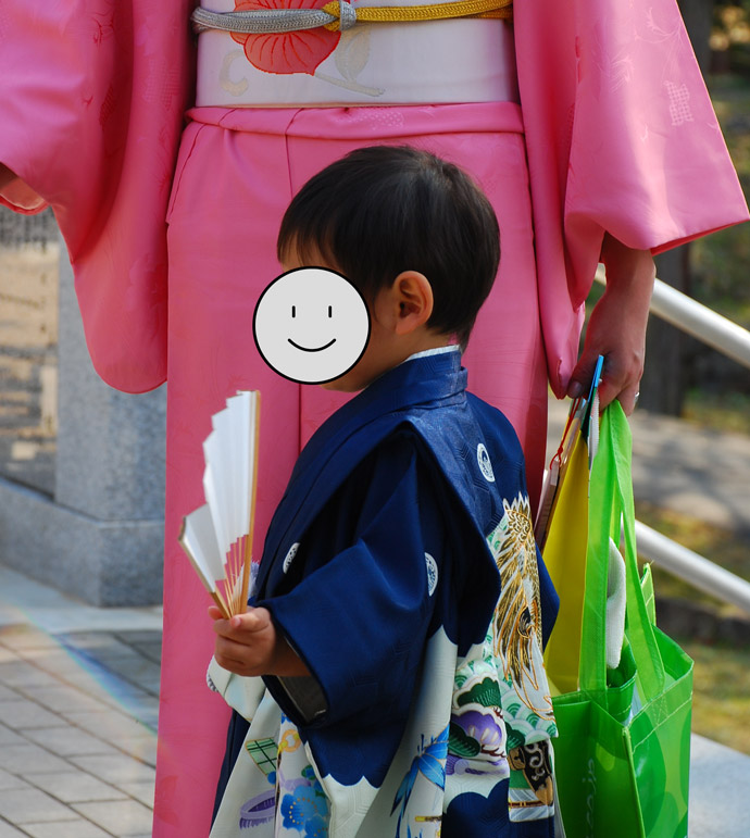 七五三の着物を着た男の子