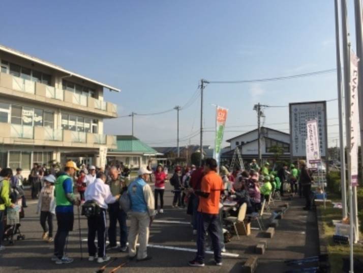 「わくわくウォーキング」の集合場所「福祉の里八ツ田」での一コマ