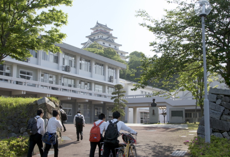 「早稲田佐賀中学校・高等学校」の生徒の登校風景