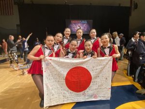 早稲田摂陵高等学校のチアダンス部がアメリカ大会に出場した時の集合写真