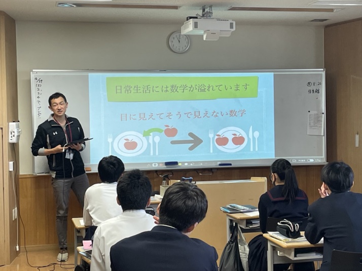 早稲田摂陵高等学校の数学に関するラボの授業風景