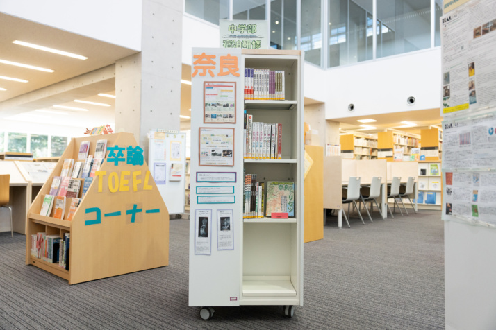 早稲田大学高等学院の図書室に奈良関連の図書が置かれるようす