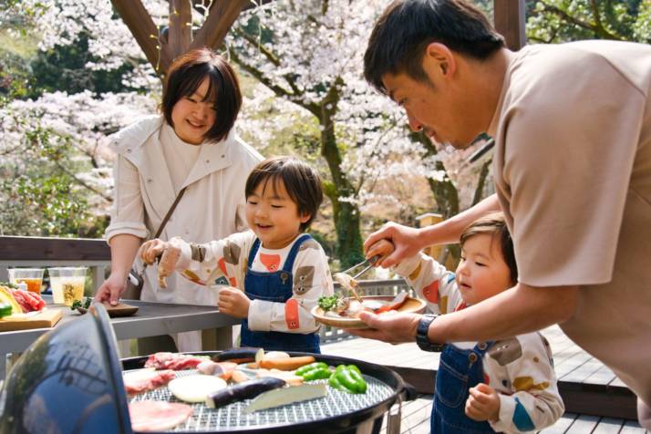 ウッドデザインパーク岡崎でBBQをする家族の様子