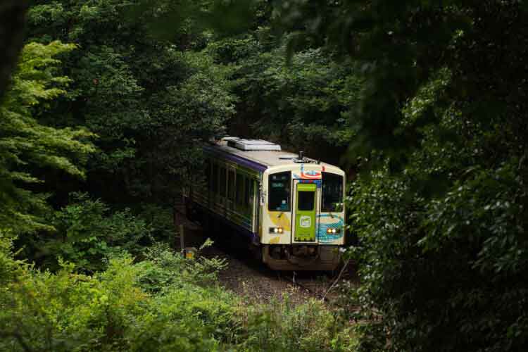 島ヶ原温泉やぶっちゃオートキャンプ場から見える電車