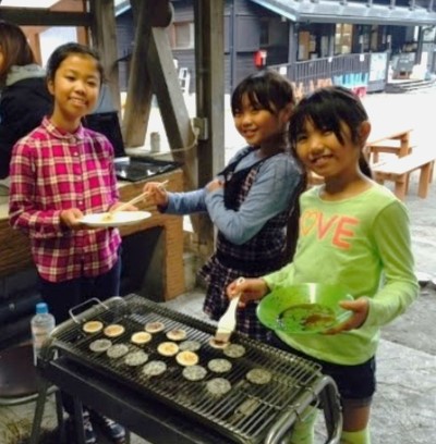 ちがさき柳島キャンプ場でバーベキューをする子どもたち