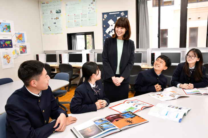 山梨学院中学校・高等学校の教師と生徒たちの交流の様子