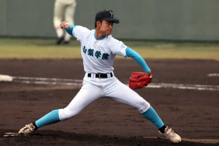 山梨学院高等学校野球部の試合風景