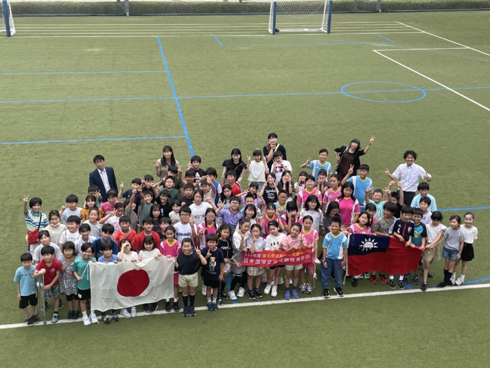 山梨学院小学校の児童と台湾の小学生が集合写真を撮るようす