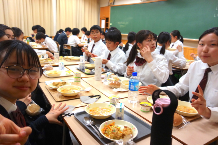 青山学院横浜英和中学高等学校の給食