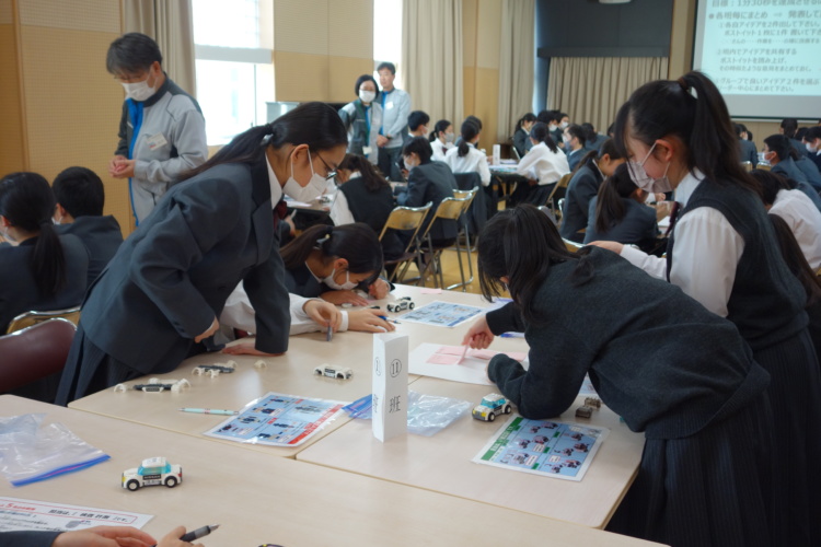 青山学院横浜英和中学高等学校の生徒たちがキャリア塾のワークショップに参加している様子