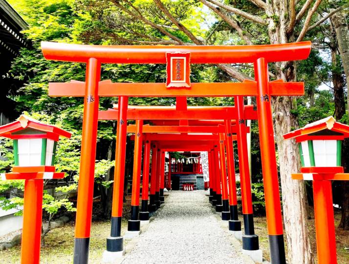 北海道函館市の湯倉神社にある稲荷社の鳥居