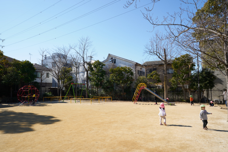 ゆずりは保育園の正面にある大杉三丁目公園