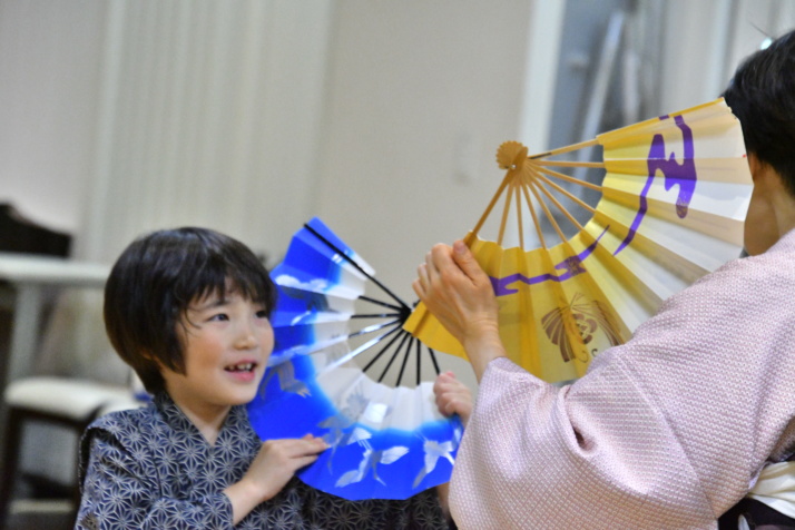 日本舞踊瑞鳳流のお稽古で扇子を使った踊りを習う男の子